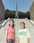 김도경(왼쪽)·노주하 학생기자가 인천 상륙작전기념관 자유수호의탑 앞에서 6·25전쟁 참전 장병의 넋을 기렸다.