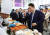 윤석열 대통령이 22일 하노이 국가컨벤션센터에서 열린 한·베트남 파트너십 박람회 중 K-푸드 박람회를 방문해 떡볶이를 시식한 뒤 요리사에게 엄지를 들어 보이고 있다. 연합뉴스