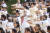 나렌드라 모디(가운데) 인도 총리가 21일(현지시간) 미국 뉴욕 유엔본부 경내에서 열린 ‘국제 요가의 날’ 기념행사에서 집단 요가에 참여하고 있다. EPA=연합뉴스