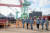 지난 22일 베트남 중부 칸호아성에 위치한 현대베트남조선 현장에서 정기선 HD현대 사장(왼쪽에서 둘째)이 직원들과 대화를 나누고 있다. 사진 HD현대