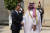 무함마드 빈 살만 사우디 왕세자(오른쪽)가 지난 16일 파리에서 마크롱 대통령과 만나 악수를 하고 있다. AP=연합뉴스 