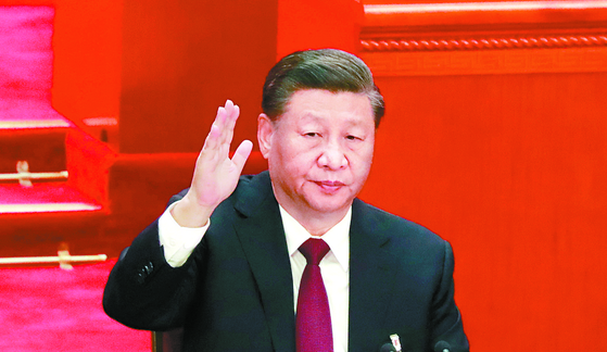 시진핑 중국 국가 주석이 지난 4월 베이징 인민대회당에서 열린 중국 공산당 제20차 전국대표대회(당대회) 폐막식에서 당장 수정안 투표를 위해 손을 드는 모습. 연합뉴스.