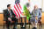 지난 20일 뉴욕에서 만난 일론 머스크 테슬라 최고경영자(CEO·왼쪽)와 나렌드라 모디 인도 총리. 머스크 CEO는 “총리와의 만남은 환상적”이라고 말했다. [AP=연합뉴스]