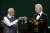 조 바이든(오른쪽) 미국 대통령와 나렌드라 모디 인도 총리가 22일(현지시간) 워싱턴 DC 백악관에서 열린 모디 총리를 위한 국빈 만찬에서 잔을 부딪치고 있다. AP=연합뉴스