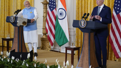 바이든 "위대한 파트너십"…中 견제 위해 인도 끌어 당겼다