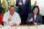 지난 4월 타이완에서 열린 과테말라 커피 판촉행사에 참여한 알레한드로 히아마테 과테말라 대통령(왼쪽)과 차이잉원 대만 총통이 엄지손가락을 치켜세우고 있다. AFP=연합뉴스