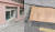19일 오후 서울시 관악구 신림동 일대의 모습. 지난해 8월 8일 세 모녀 사망 사고가 일어난 반지하 주택 창문(왼쪽). 사고 현장 인근 빗물받이는 마루 바닥 마감재로 덮여 있다. 사진 정은혜 기자