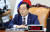지난 22일 국회 과학기술정보방송통신위원회에서 여당 간사인 박성중 의원이 장제원 위원장을 대신해 회의를 진행하고 있다. 김현동 기자