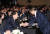 윤석열 대통령이 23일 하노이 한 호텔에서 열린 한·베트남 비즈니스포럼에서 팜 민 찐 베트남 총리와 악수하고 있다. 연합뉴스