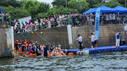 코로나 후 첫 대규모 한강 수영대회…2000명이 '풍덩'