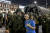 러시아 남부 로스토프나도누를 떠나는 바그너 그룹 군인(왼쪽)과 기념 촬영하는 현지 여성. EPA=연합뉴스