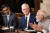 순다르 피차이 알파벳(구글) CEO(왼쪽)와 팀 쿡 애플 CEO(가운데)가 23일(현지시간) 미국 워싱턴 DC 백악관 이스트룸에서 열린 회의에서 나렌드라 모디 인도 총리가 연설하는 것을 지켜보고 있다. AFP