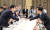 23일(현지시간) 베트남 하노이 국제컨벤션센터에서 열린 한-베트남 국빈만찬에서 윤석열 대통령과 보 반 트엉 베트남 국가주석과 건배를 하고 있다. 뉴시스