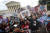 낙태 반대 시위대가 24일(현지시간) 미국 워싱턴 DC 대법원 앞에서 여성 낙태를 합법화한 ‘로 대 웨이드’ 판결 폐기 1년을 기념하며 축하 행사를 벌이고 있다. AP=연합뉴스