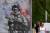 지난달 27일 우크라이나 국경에서 40km 정도 떨어진 러시아 서부 도시 벨고로드에 계약직 군인을 모집하는 러시아 육군의 광고판이 걸려 있다. AFP=연합뉴스 