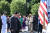 조현동(앞줄 왼쪽) 주미 한국대사가 25일(현지시간) 미국 워싱턴 DC에서 열린 6ㆍ25전쟁 73주년 기념행사에 참석해 참전비에 헌화한 뒤 묵념하고 있다. 조 대사 오른쪽은 한국전쟁 참전용사 추모재단 회장인 존 틸럴리 전 주한미군사령관. 사진 워싱턴 DC 공동취재단