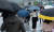 26일 오전 서울 세종대로사거리에서 우산을 쓴 출근길 시민들이 발걸음을 재촉하고 있다. 뉴스1