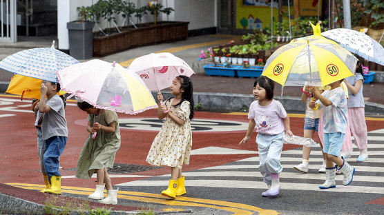 [포토타임] 우산쓰고 '아장아장' 걷는 어린이들... 내일 날씨는? 