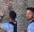 이탈리아 콜로세움 벽에 무언가를 새기고 있는 한 관광객 남성. 사진 유튜브 채널 @rytz5873 캡처
