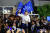 키리아코스 미초타키스 그리스 총리가 25일(현지시간) 아테네 신민당 당사에서 2차 총선 결과 야당에 압승, 단독 재집권이 확정된 후 지지자들을 향해 인사하고 있다. [EPA=연합뉴스]