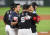 롯데 유강남(오른쪽)이 27일 사직 삼성전에서 9회말 끝내기 2점홈런을 터뜨린 뒤 전준우(가운데)와 함께 기뻐하고 있다. 사진 롯데 자이언츠