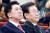 김기현 국민의힘 대표(왼쪽)와 이재명 더불어민주당 대표가 지난달 22일 오전 서울 여의도 국회도서관에서 열린 '민주화추진협의회 결성 39주년 기념식'에 자리하고 있다. 뉴스1