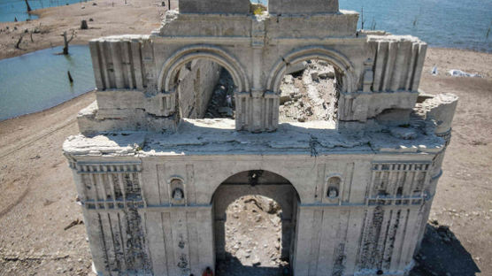 멕시코 폭염 오죽하면…저수지 속 '460년 된 교회' 모습 드러내