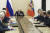 블라디미르 푸틴 러시아 대통령(가운데)이 26일 크렘린궁에서 회의를 주재하고 있다. AP=연합뉴스