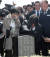 전우원씨가 3월 31일 오전 광주 북구 운정동 국립 5·18 묘지에 있는 고 문재학 열사 묘역을 참배하고 있다. / 사진:연합뉴스