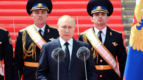푸틴, 크렘린궁 군대 앞 연설 “여러분 덕에 내전 막았다”