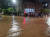 호우경보가 발효된 27일 오후 광주 서구 금호2동 주민센터 앞 교차로가 물에 잠겨 있다. 사진 광주 서부소방