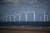 지난해 9월 한 남성이 영국 북동부 레드카 해안에서 풍력 발전소 풍력 터빈을 등지고 해변을 걷고 있다. AFP=연합뉴스
