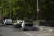 프랑스 낭테르에서 27일(현지시간) 경찰의 검문 중 총격을 받은 차량이 도로의 기둥을 들이받은 후 불에 탄 모습. AP=연합뉴스 