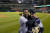 헤르만의 공을 받으며 퍼펙트를 함께 만든 양키스 포수 카일 히가시오카(오른쪽). AP=연합뉴스