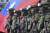 대만 군인들이 지난해 12월 가오슝에서 중국의 군사적 침략을 가정한 방어 강화 훈련을 마치고 대만 국기와 함께 포즈를 취한 모습. AP=연합뉴스