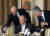 2011년 11월 11일 예브게니 프리고진(왼쪽)이 러시아 모스크바 외곽의 레스토랑에서 당시 블라디미르 푸틴 러시아 총리(가운데)와 저녁 식사를 하는 동안 음식을 서빙하고 있다. AP=연합뉴스 