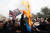 지난 1월 이란 테헤란에서 극우 운동가들이 스웨덴의 코란 화형 시위를 규탄하며 스웨덴 국기를 불태우고 있다. 로이터=연합뉴스