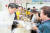 박종효 구청장(왼쪽)이 따뜻한 한끼 무료 나눔 행사에 참여해 주민에게 급식을 제공하고 있다.