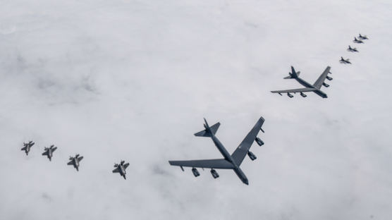 핵잠 입항 2주만에…美, 한반도에 B-52H 전략폭격기 띄웠다