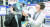 2022년 10월 삼성전자가 코엑스에서 개최한 ‘2022 스마트비즈엑스포’에 참가한 안면보호구 전문기업 오토스윙의 허문영 대표(오른쪽)가 전자식 용접면을 시연하고 있다. [사진 삼성전자]