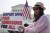 29일(현지시간) 미국 워싱턴의 연방대법원 앞에서 아시아계로 보이는 사람이 '모두에게 공정한 입학'이란 내용이 적힌 팻말을 들고 시위하고 있다. AP=연합뉴스 