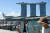 지난해 7월 싱가포르 마리나 베이 샌즈 호텔 앞에서 관광객들이 사진촬영을 하고 있다. AFP=연합뉴스