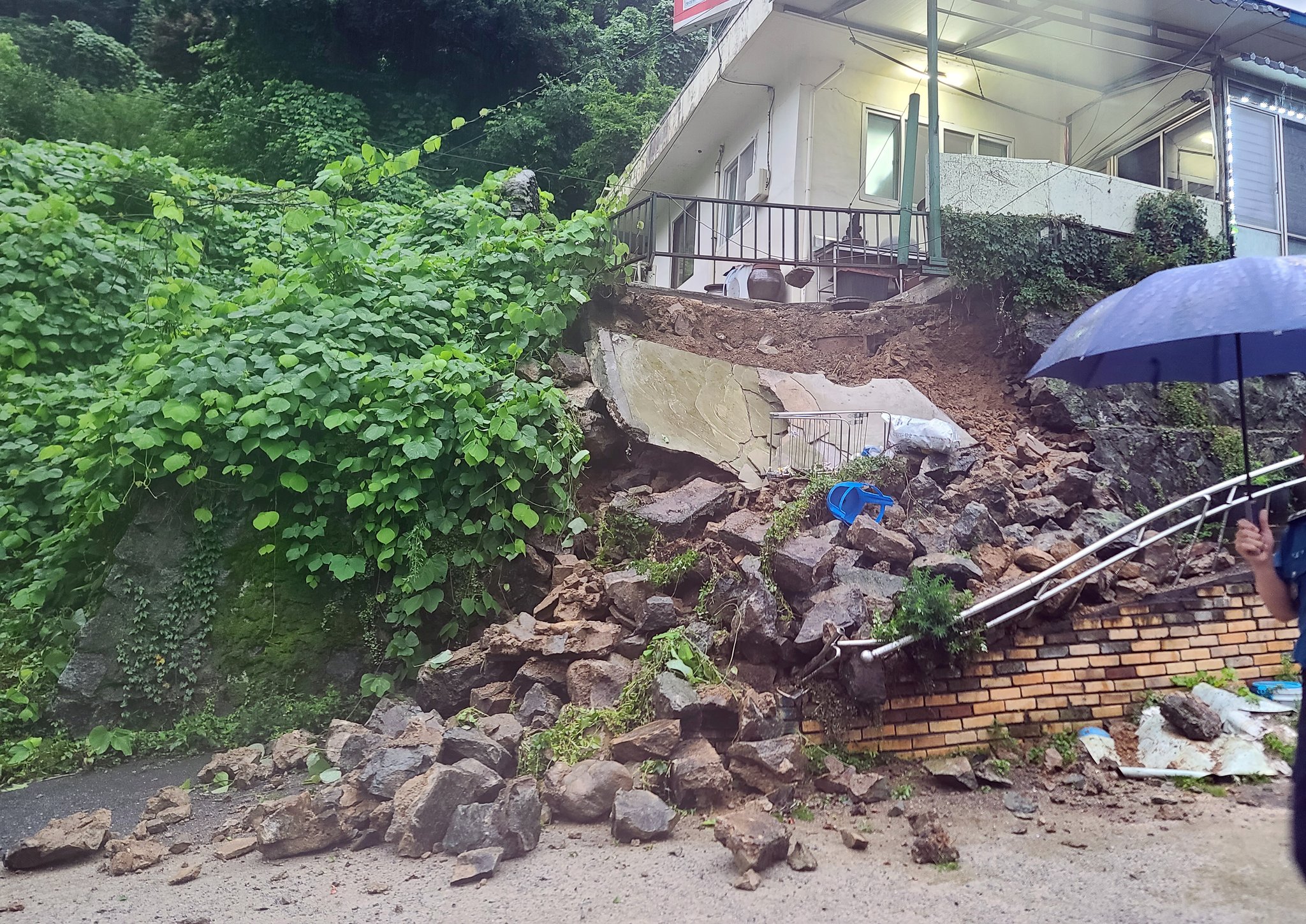 30일 오전 광주 동구 지산동 한 식당 담장이 무너져 내려있다. 연합뉴스