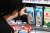 편의점 업계가 7월 1일로 예정된 롯데웰푸드 아이스크림 가격 인상을 보류하기로 결정한 것에 이어 자체 브랜드(PB) 상품도 가격을 인하하거나 동결할 방침이다. 30일 서울 성동구 이마트24 본점에서 PB 상품 우유가 판매되고 있다. 뉴스1