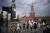 지난 27일(현지시간) 러시아 모스크바 시민들이 붉은 광장을 걷고 있다. 뒤편에 크렘린 성벽이 보인다. AP=연합뉴스