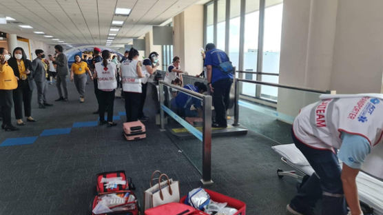 방콕 여행 악몽...공항 무빙워크에 다리 낀 57세 여성 '응급 절단'