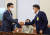 이강덕 포항시장(왼쪽)과 최정우 포스코그룹 회장이 지난해 10월 4일 서울 여의도 국회 행정안전위원회에서 열린 행정안전부·인사혁신처·공무원연금공단에 대한 국정감사에 증인으로 출석해 인사하고 있다. 뉴스1