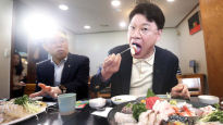 노량진서 회 먹은 국힘 의원들…장제원 “수산업 피해 최소화”