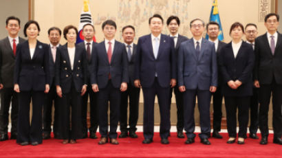 임명장 받은 '차관' 장미란…尹 "길에서 보면 몰라보겠네"