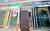 5월 서울 시내에 설치된 주요 은행의 현금자동입출금기(ATM)와 핀테크의 대출 비교 서비스가 띄워져 있는 휴대전화 화면 모습. 연합뉴스